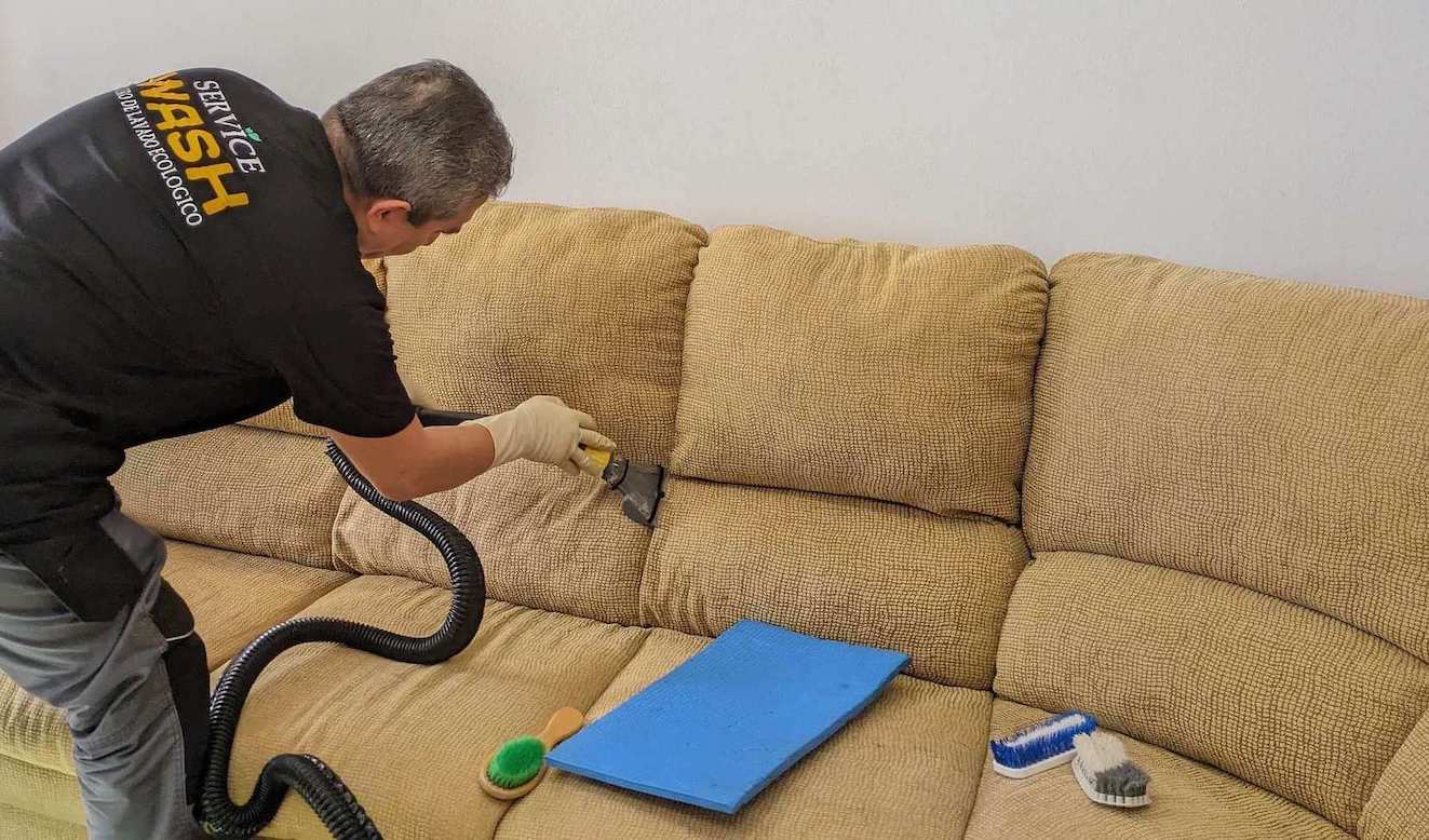 sofaglow en un servicio de limpieza ecologica de sofa